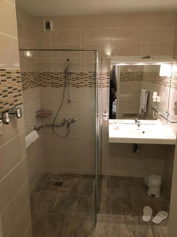 Logis Hotel Les Nympheas Chaufour-lès-Bonnières Bagian luar foto