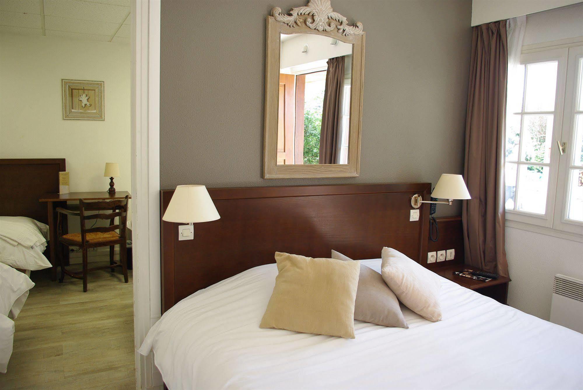 Logis Hotel Les Nympheas Chaufour-lès-Bonnières Bagian luar foto