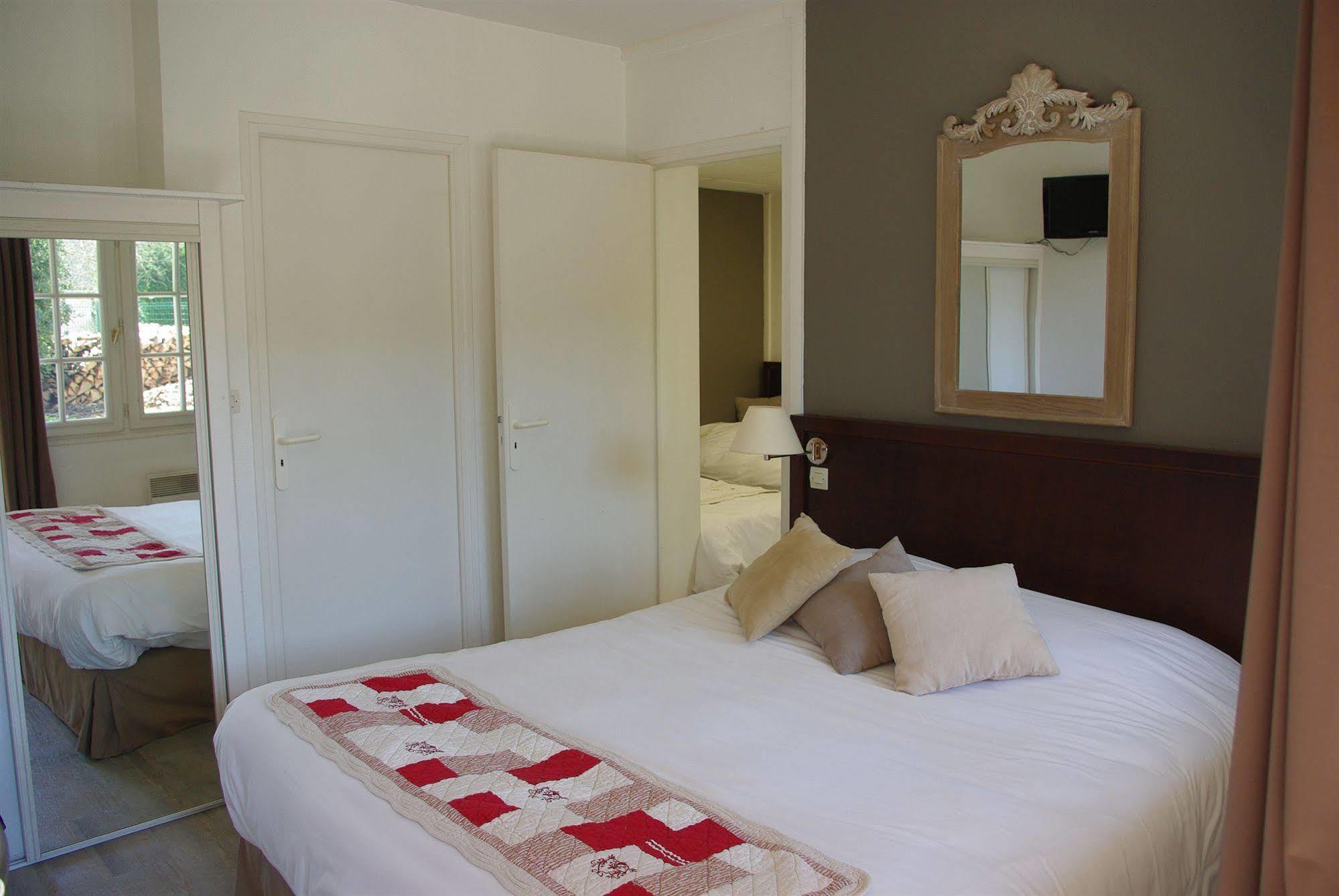 Logis Hotel Les Nympheas Chaufour-lès-Bonnières Bagian luar foto